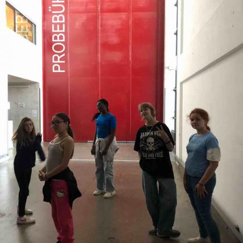 Besuch des Landestheaters 2c und 2d